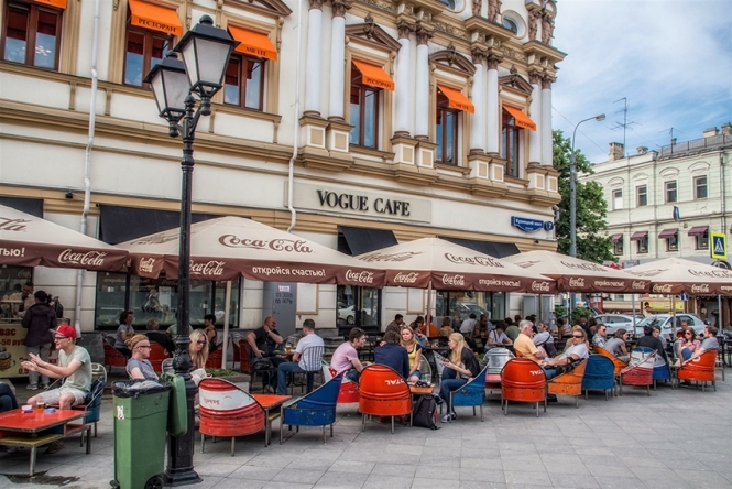 Архсовет Москвы продолжит внедрять стандарты летних кафе