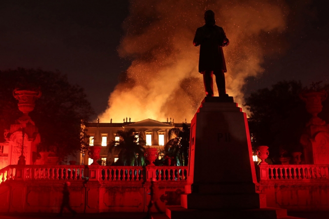Пожар уничтожил Национальный музей Бразилии 