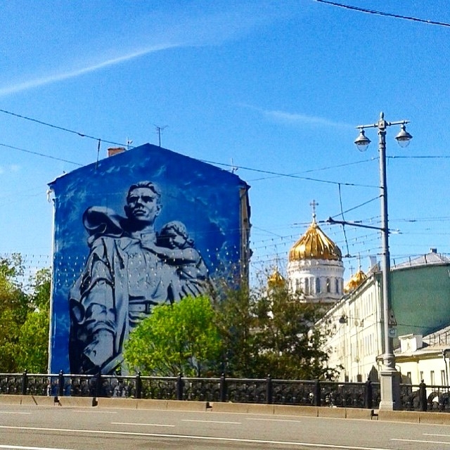 Ко Дню Победы фасады зданий в Москве украсят граффити с героями фильмов