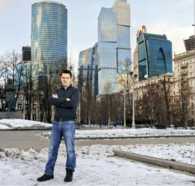 Сергей Кузнецов на фоне Москва-Сити