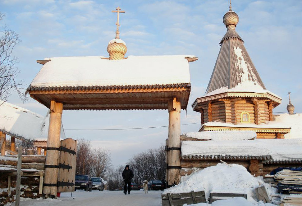 Малый храм нового подворья Трифонов Печенгского монастыря в честь чудотворной иконы Божией Матери «Живоносный источник» в г. Мурманске.