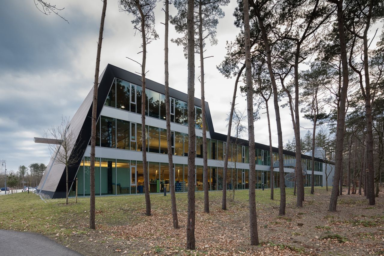 Logistic Building in Corporate Campus Apeldoorn / ADP Architects © Gerard van Beek