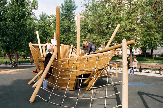 Деревянный пиратский корабль на Тверском бульваре