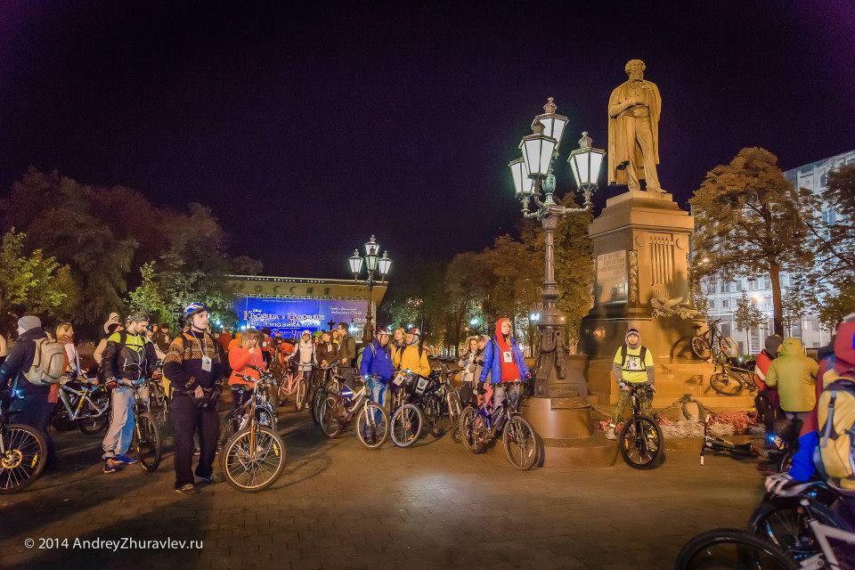 Участники велоночи возле памятника Пушкину