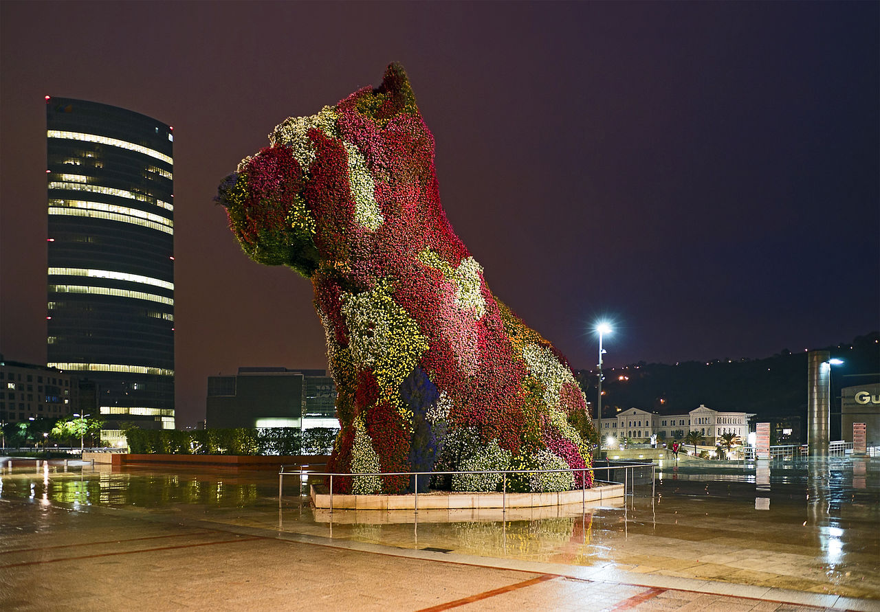 Скульптурная «клумба» в форме щенка перед музеем в Бильбао. 1997 © ru.wikipedia.org