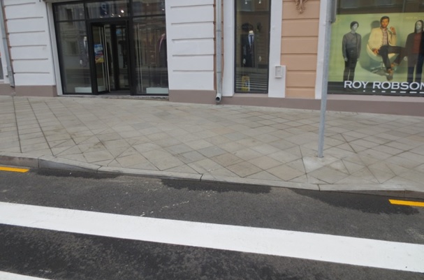 Устройство понижения бортового камня на тротуарах в местах  пешеходных переходов. (положительный пример)