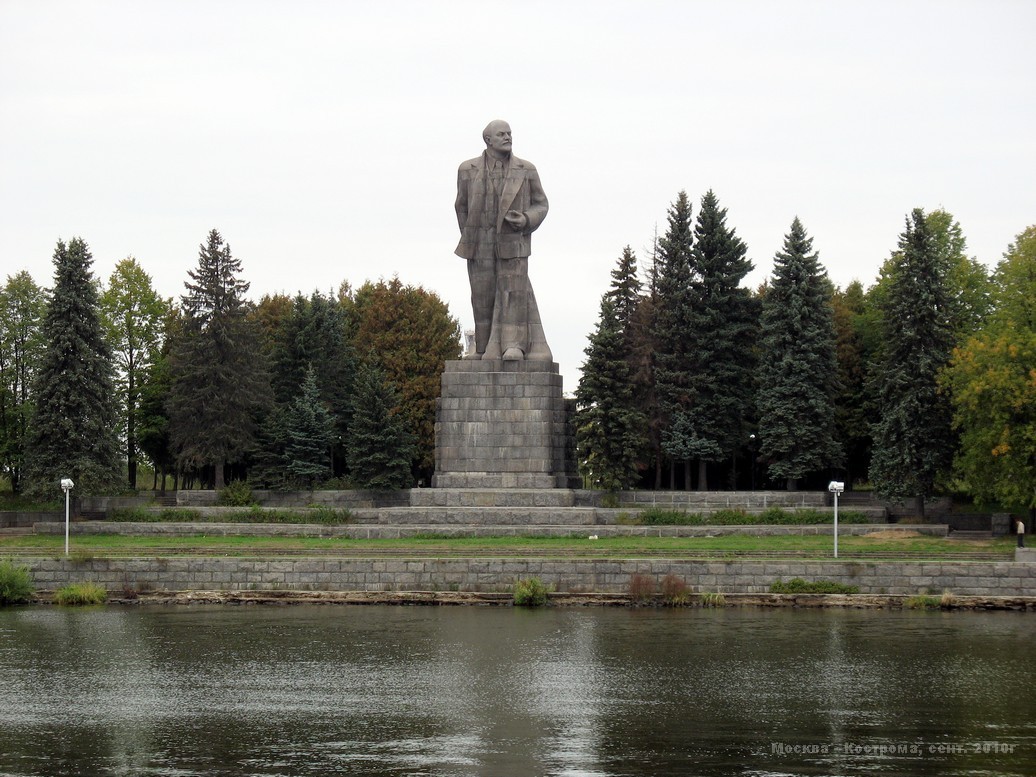 Фигура Ленина на берегу канала Москвы