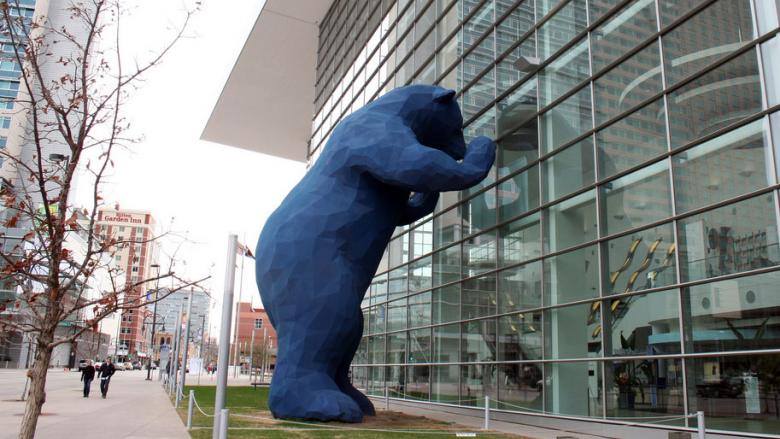 Знаменитая Арт достопримечательность Денвера  "Big Blue Bear"