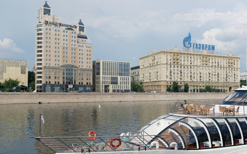 The parking and office complex with a restaurant on Krasnopresnenskaya embankment