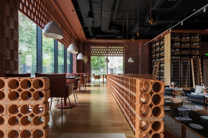 Дизайн ресторана Sparkle отсылает к богатой винной карте заведения