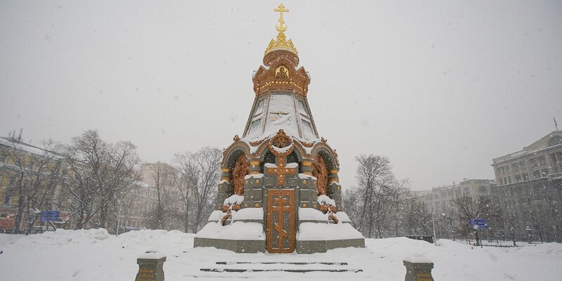На площади Ильинские Ворота отреставрировали памятник героям Плевны