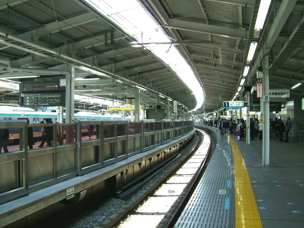 Токио. Платформа линии Кэйкю. Западный выход станции Иокогама